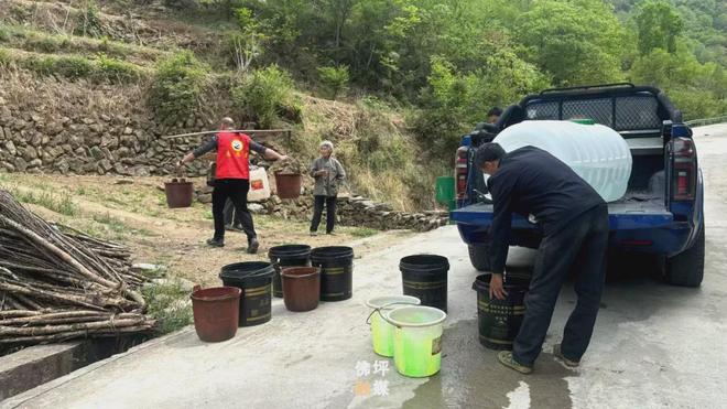 一地为百姓应急送水20吨！pg电子平台旱情严峻汉中(图2)